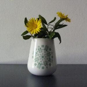 Becher // Vase aus Porzellan mit Dekor “Rosette von St. Lorenz”