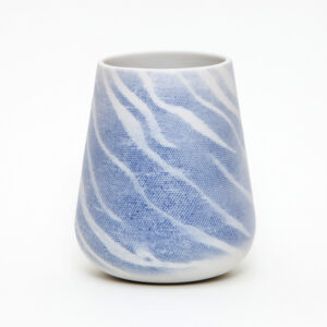 Becher // kleine Vase matt mit glänzendem Glasur-Dekor Tiger blau