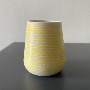 Becher // kleine Vase aus Porzellan Dekor Waben gelb 028