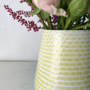 Becher // Vase mit Netzmuster in lindgrün