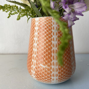 Becher // kleine Vase aus Porzellan Bisquit mit orangem, glänzendem Reliefmuster 019