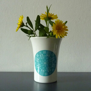 Becher // Vase A aus Porzellan mit Dekor „Rosette von St. Lorenz“ blau