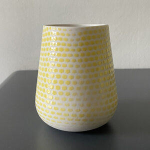 Becher // Kleine Vase B aus Porzellan Dekor Waben gelb