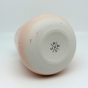 Becher // Kleine Vase B aus Porzellan mit eingekratzem Muster, rosa glasiert