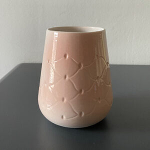 Becher // Kleine Vase B aus Porzellan mit eingekratzem Muster, rosa glasiert